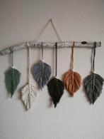 Macramé veren aan een houten stok. Sisters Forever., Ophalen of Verzenden, Zo goed als nieuw