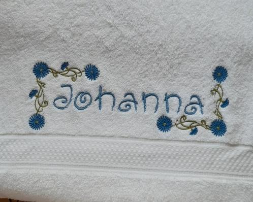 Handdoek met naam Johanna - Geborduurd bloemmotief, Huis en Inrichting, Badkamer | Badtextiel en Accessoires, Nieuw, Handdoek