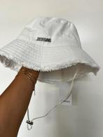 Jacquemus vissershoed bucket hat wit, Kleding | Dames, Ophalen of Verzenden, Nieuw, One size fits all