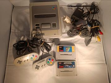 Super Nintendo console met 2 controllers en 2 spellen  beschikbaar voor biedingen