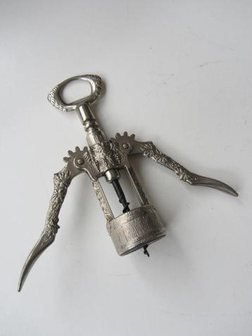 Fraaie met relief  versierde vintage kurkentrekker Italy beschikbaar voor biedingen