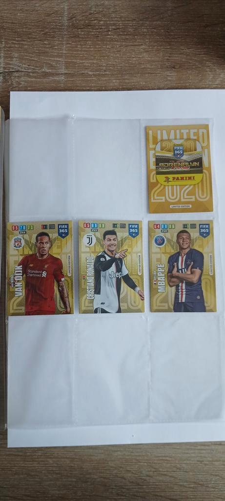 61 2020 panini fifa 365 voetbal kaartjes limited edition, Hobby en Vrije tijd, Stickers en Plaatjes, Zo goed als nieuw, Meerdere plaatjes