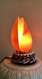Vintage schelplamp op een voet met kleine schelpjes., Overige materialen, Schelp Lamp Vintage, Ophalen of Verzenden, Zo goed als nieuw