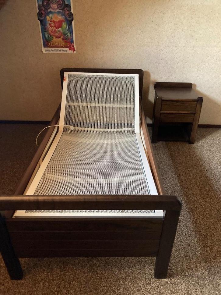 1 persoons bed donker eiken met nachtkastje, Huis en Inrichting, Slaapkamer | Bedden, Zo goed als nieuw, Eenpersoons, 90 cm, 200 cm