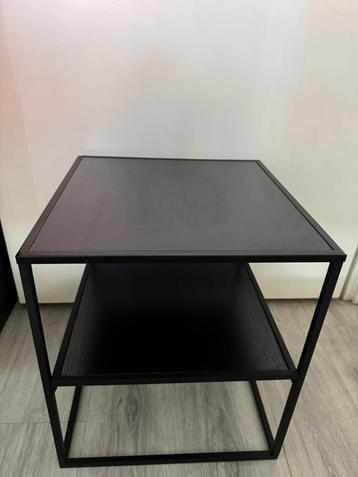 Zwarte bijzettafel/nachtkastje beschikbaar voor biedingen