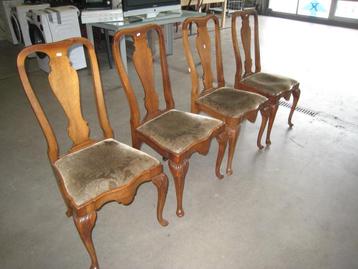 4 antieke eetstoelen met sierlijke poten beschikbaar voor biedingen