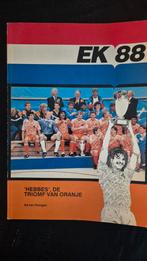 EK '88 Voetbalboek - 'Hebbes' de Triomf van Oranje, Ophalen of Verzenden, Gelezen, Ad van Dongen, Balsport