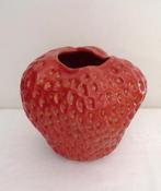 vaas in vorm van een aardbei, EDG, Huis en Inrichting, Woonaccessoires | Vazen, Overige kleuren, Aardewerk of Porselein, Ophalen of Verzenden