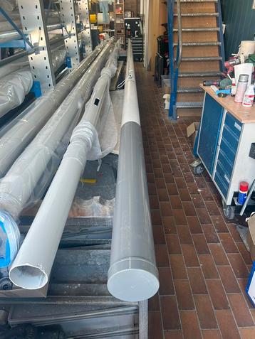 Mooie gebruikt 675 polyester vlaggenmast met grondbuis beschikbaar voor biedingen