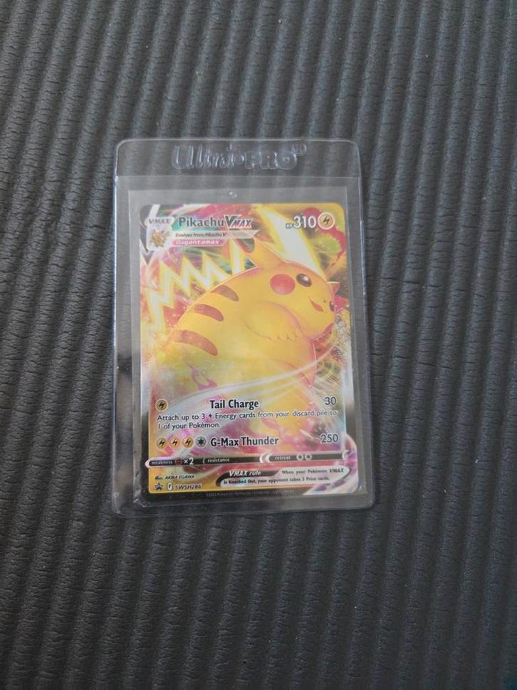 Pikachu vmax, Hobby en Vrije tijd, Verzamelkaartspellen | Pokémon, Zo goed als nieuw, Losse kaart, Ophalen of Verzenden