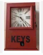 Brocante Mooie klok met sleutelkast KEYS rood, Huis en Inrichting, Woonaccessoires | Klokken, Wandklok, Nieuw, Ophalen of Verzenden