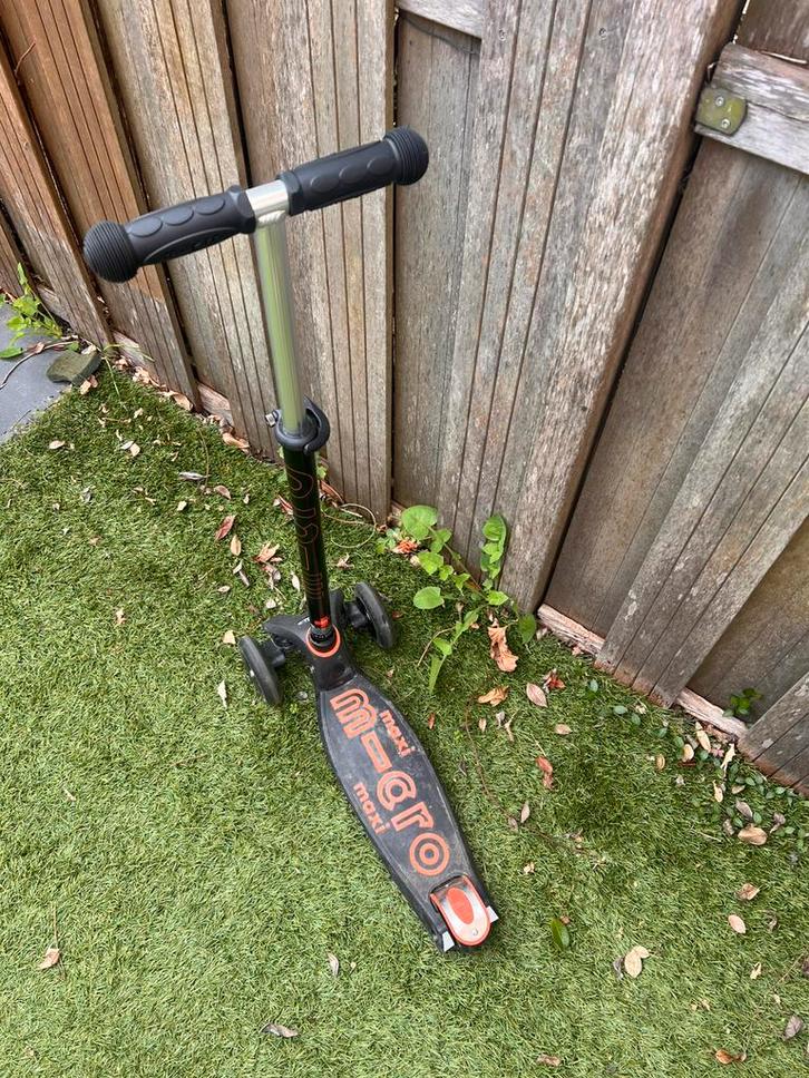 Maxi Micro step Deluxe LED - 3-wiel - Zwart/Oranje, Fietsen en Brommers, Steps, Gebruikt, Gewone step, Ophalen