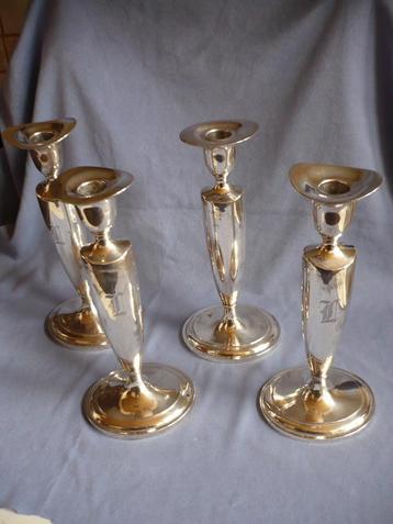 Uniek puntgaaf 4 delig stel antieke zilveren kandelaars beschikbaar voor biedingen
