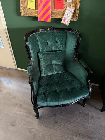 Groene fauteuil met sierlijke details beschikbaar voor biedingen