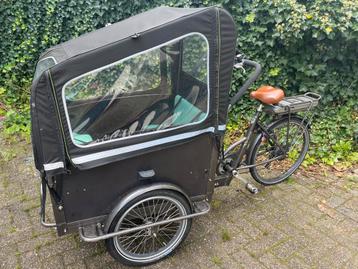 Troy Bakfiets met Lader & Bankjes beschikbaar voor biedingen