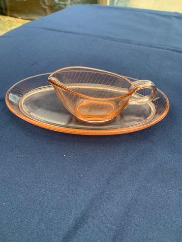 Vintage roze persglas serveerblaadje en roomkannetje beschikbaar voor biedingen