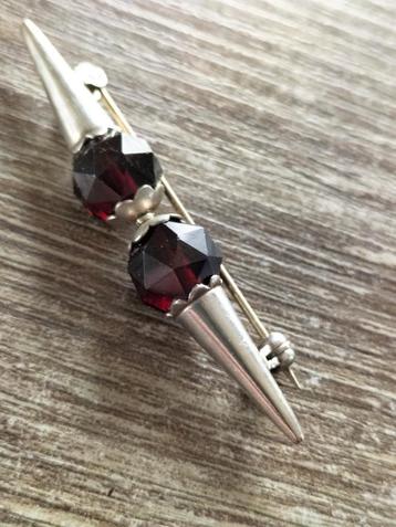 Prachtige antieke zilveren granaat broche. beschikbaar voor biedingen