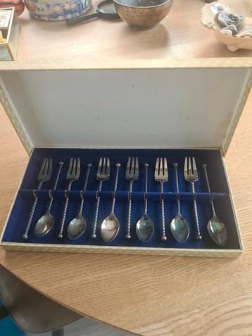 Gebaksvorkjes en lepeltjes verzilverd in doos beschikbaar voor biedingen