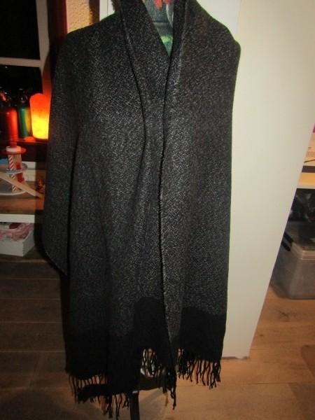 F1853 Pashmina antraciet zwart wollig franje, Kleding | Dames, Verzenden, Zo goed als nieuw, Maat 42/44 (L), Pashmina