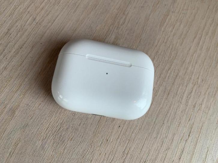 Apple airpods pro 1 oplader case voor weinig ect.., Telecommunicatie, Mobiele telefoons | Oordopjes, Gebruikt, In oorschelp (earbud)