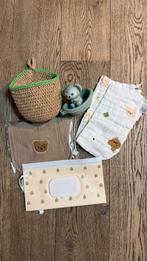 Cadeau mandje, groen hangend, met baby spulletjes, Kinderen en Baby's, Kraamcadeaus en Geboorteborden, Ophalen of Verzenden, Nieuw