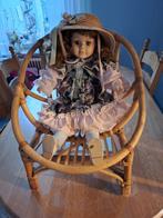 Porseleinen pop met rieten stoel, Ophalen, Gebruikt, Pop