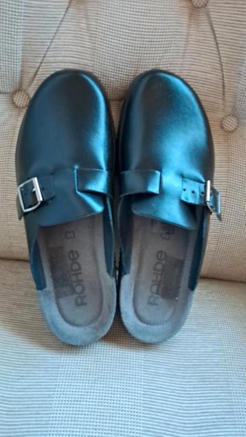 Zwart leren slippers. Zeer goede kwaliteit. Nieuwstaat mt 45 beschikbaar voor biedingen