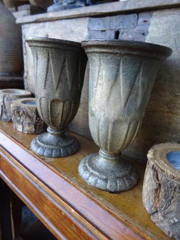 2 mooie antieke Franse medici vaasjes beschikbaar voor biedingen