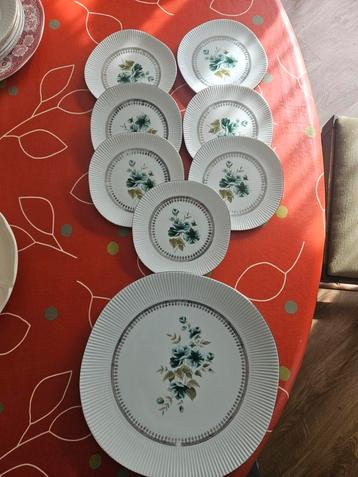 Vintage Servies - 8 Borden met Bloemmotief beschikbaar voor biedingen