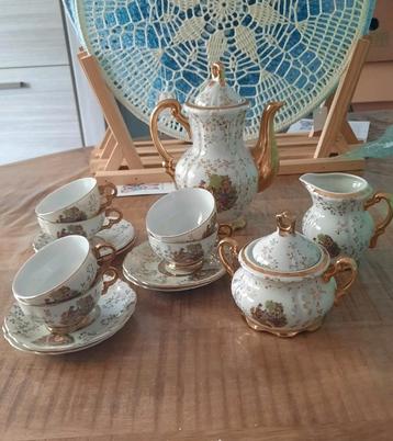 Mini theeservies van porcelein beschikbaar voor biedingen