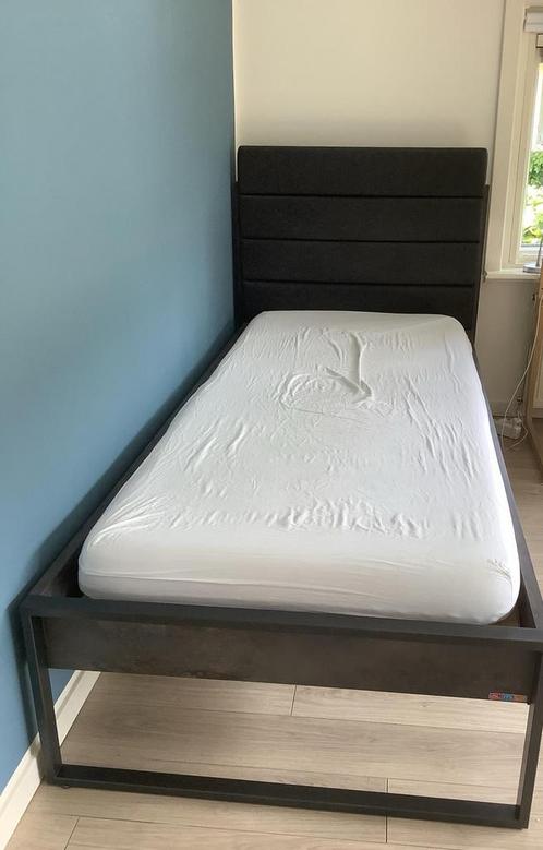 Eenpersoonsbed met hoofdbord en bodem, Huis en Inrichting, Slaapkamer | Bedden, Zo goed als nieuw, Eenpersoons, 90 cm, 200 cm