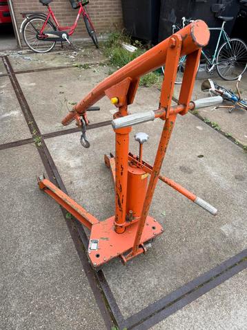 Motorlift Werkplaatskraan zeer solide beschikbaar voor biedingen