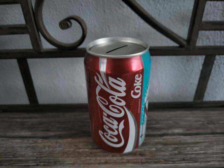 Coca-Cola Blik Spaarpot, Verzamelen, Spaarpotten, Gebruikt, Overige thema's, Metaal of Blik, Ophalen