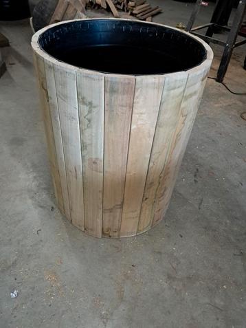 Mooie houten bloembakken beschikbaar voor biedingen