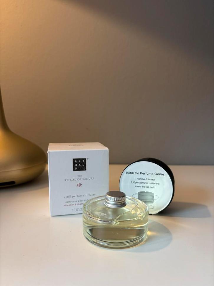 Nieuwe Rituals Sakura Perfume Genie Cartridge, Huis en Inrichting, Woonaccessoires | Kandelaars en Kaarsen, Nieuw, Kaars, Minder dan 25 cm