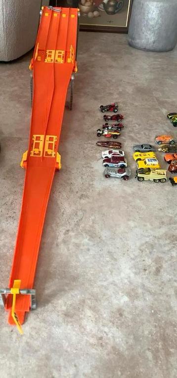 Hot wheels - meerdere banen - veel auto’s - helicopter beschikbaar voor biedingen
