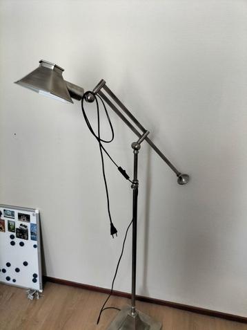 Industriële Vloerlamp Metaal beschikbaar voor biedingen