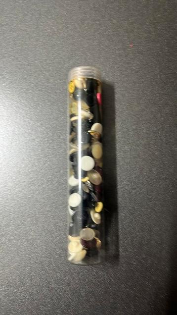 Buis met allemaal verschillende knopen. beschikbaar voor biedingen