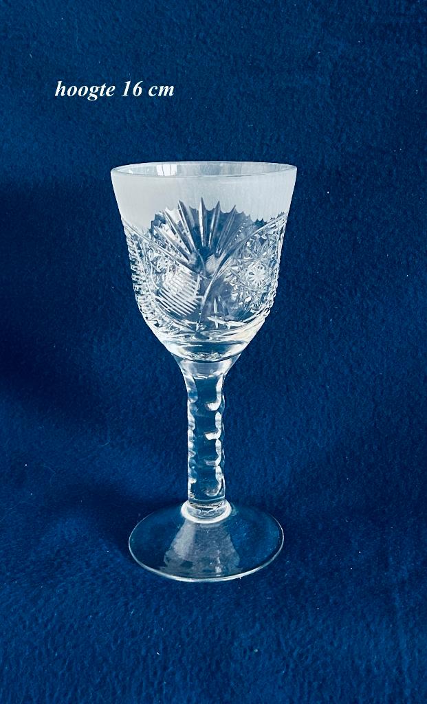 Gedraaide stam Gegraveerd Wijnglas Glas Kristal 16 cm hoog, Antiek en Kunst, Antiek | Glas en Kristal, Ophalen