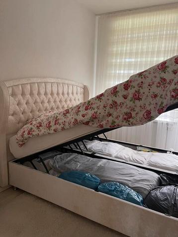 Wit Velvet Bed 160x200 met Opbergruimte en Matras beschikbaar voor biedingen