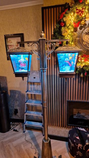 Dubbele Kerstlantaarn met Sneeuw & Muziek beschikbaar voor biedingen