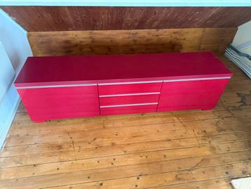 Bordeaux rode kast met rechts ruimte voor dossiers/hangmap. beschikbaar voor biedingen