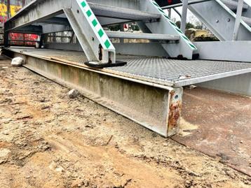 Gegalvaniseerd plateau met roostervloer / looprooster 6,7 m¹ beschikbaar voor biedingen