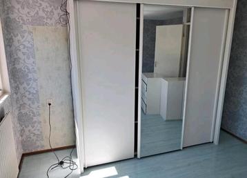 Witte kledidingkast met verlichting t.e.a.b beschikbaar voor biedingen