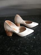 Mooie pumps met aparte "houten" hak, maat 37 (1x gedragen), Pumps, Beige, Ophalen of Verzenden, Zo goed als nieuw