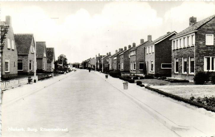 Niekerk, Burg. Ritsemastraat - vuilnisbak man auto - ongelop, Verzamelen, Ansichtkaarten | Nederland, Ongelopen, Zuid-Holland