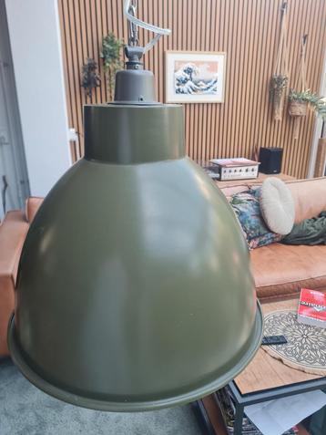 Industriële lamp olijfgroen beschikbaar voor biedingen