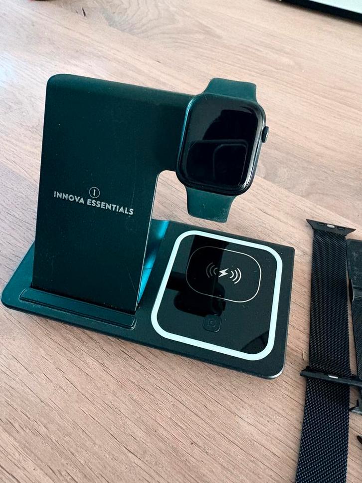 Apple watch 8 met oplaadstation - 8 bandjes, Sieraden, Tassen en Uiterlijk, Smartwatches, Zo goed als nieuw, iOS, Zwart, Ophalen of Verzenden