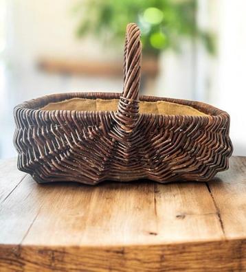 Rustieke rieten mand, traditionele Franse “panier” met jute. beschikbaar voor biedingen