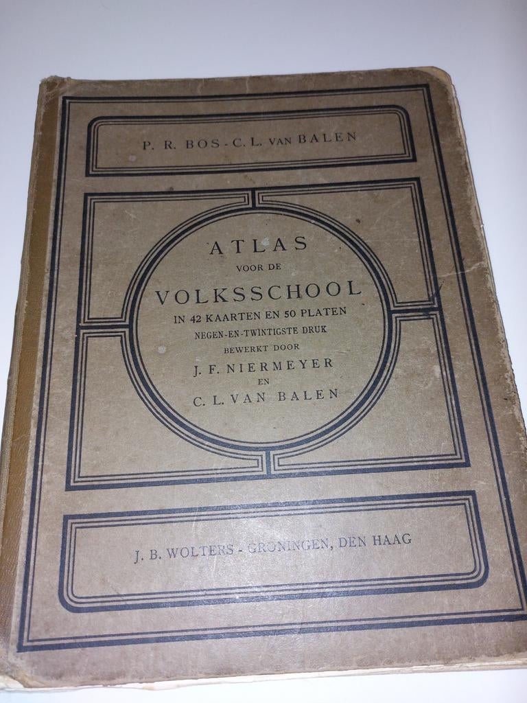 Schoolatlas voor de volksschool 1920, Gelezen, Overige atlassen, Ophalen of Verzenden, 1800 tot 2000